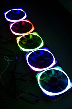 Bilgisayar hayranları ile çok renkli renkli ışıklar