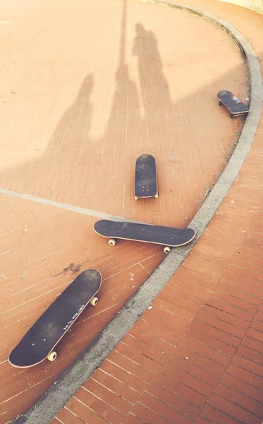 Skateboard sulla strada con dietro le ombre del pattinatore — Foto Stock