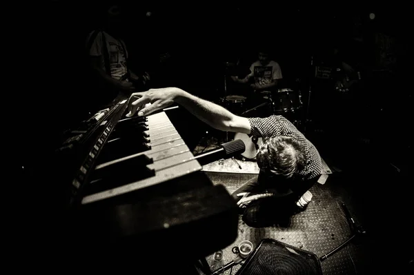 Músico tocando el piano dramáticamente — Foto de Stock