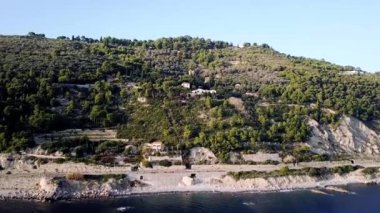 Sahil drone ve Liguria Imperia, dağ görünümünü Denizi içinde doğal peyzaj ile video.