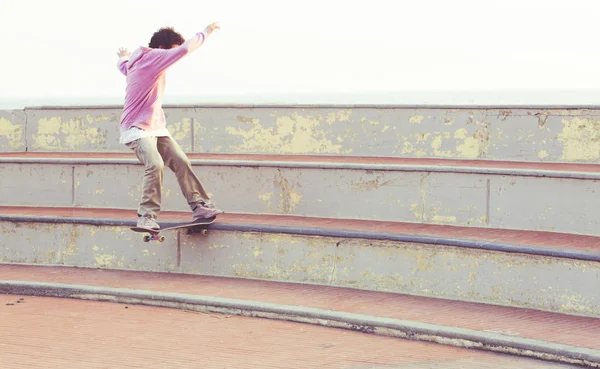 Skateboarder κάνει μια ουρά διαφάνεια — Φωτογραφία Αρχείου