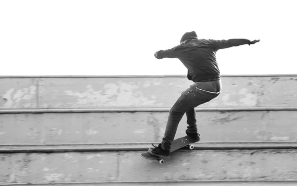 Rapaz faz um truque de moagem com skate — Fotografia de Stock