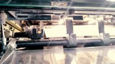 Paketleme yazdırırken ofset baskı makinesinin çalıştırılması