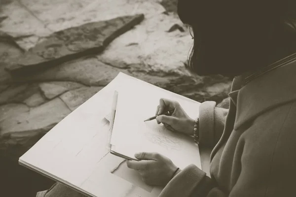 鉛筆で描く少女の手 — ストック写真