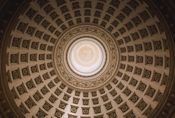 Cúpula de uma igreja com decorações — Fotografia de Stock