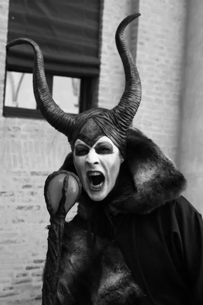 Cosplay engraçado vestido como monstro do mal — Fotografia de Stock