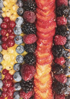 çilek ahududu ve yaban mersini ile meyve kek