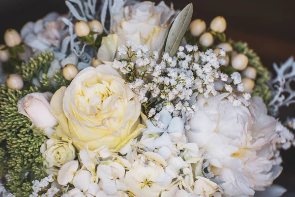 Kytice růží a květů používané na svatbu — Stock fotografie
