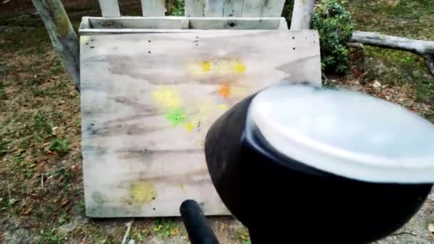 Kriegssimulation Mit Paintballgewehren Die Farbkugeln Auf Statische Objekte Abfeuern — Stockvideo