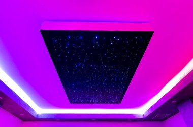 Renkli ışık ve geometrik perspektife sahip bir spa merkezinin tavanı