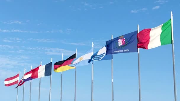 Γαλάζιος ουρανός και ευρωπαϊκές σημαίες — Αρχείο Βίντεο