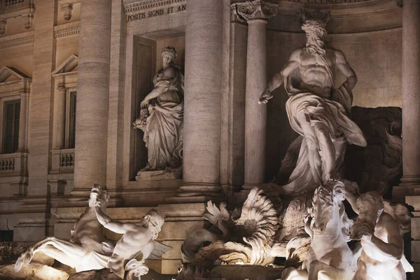 Skulpturer av fontänen Trevi — Stockfoto
