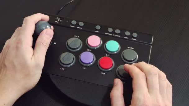 Handspel met arcade pad controle — Stockvideo