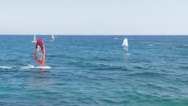 ウィンドサーフィンの練習をしている人とリグーリア州の海岸 — ストック動画
