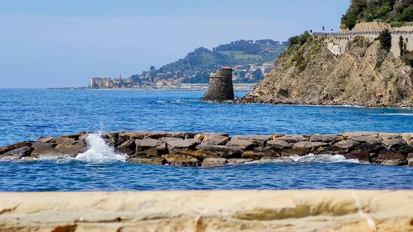 Côte ligure avec ancienne tour — Photo