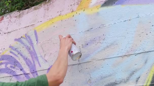 Artist care desenează cu spray cutii de artă stradală reportaj — Videoclip de stoc