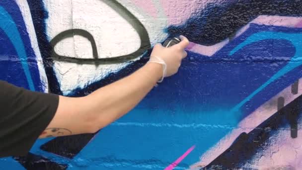 Artista que dibuja con latas de spray azul — Vídeos de Stock