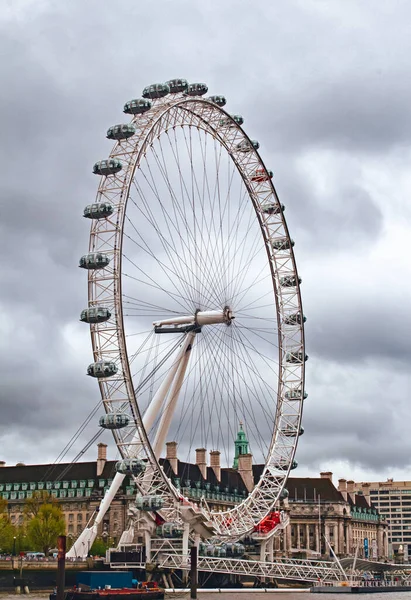 London eye with cloudy skies — Stock Photo, Image