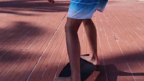 Movimiento rápido de las piernas en el longboard — Vídeo de stock