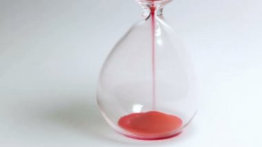 Saati kırmızı kumla ölçmek için kum saati