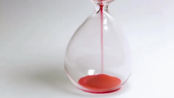 Timglas för att mäta tid med röd sand — Stockvideo