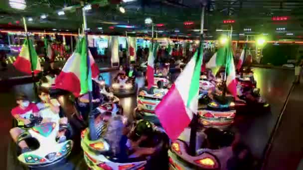 Les gars conduisant les voitures pare-chocs sur Luna Park — Video