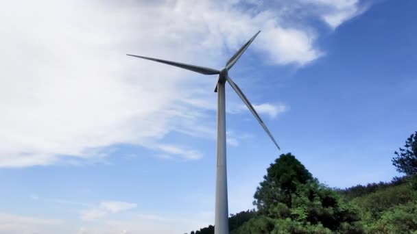 Windkraftanlage für saubere Energiegewinnung — Stockvideo