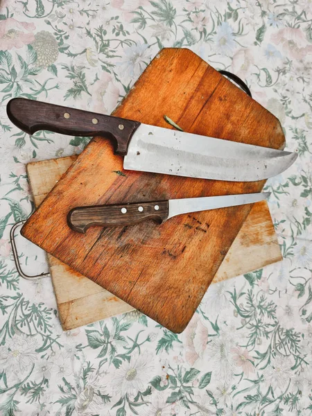 Wooden chopping board with kitchen knives — Stock Photo, Image