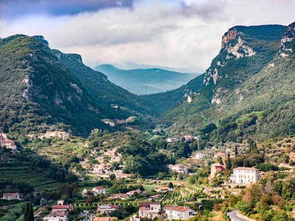 Hinterland da Ligúria com montanhas e aldeia — Fotografia de Stock