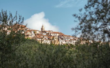Akdeniz kırsalında geçen, kırmızı çatılı evleri ve zeytin ağaçlarıyla tipik bir Ligurya köyü olan Lucinasco manzarası
