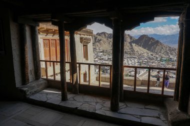 Leh Sarayı penceresinden LEH şehir manzarası, Leh Ladakh, Jammu & Kashmir State, Hindistan - Eylül 2018