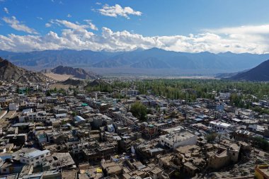 Leh Sarayı 'ndan mavi silueti olan LEH CITY görüntüsü, Kuzey Hindistan Jammu & Kashmir Eyaleti' nin başkenti Ladakh 'ın başkenti, Eylül 2018