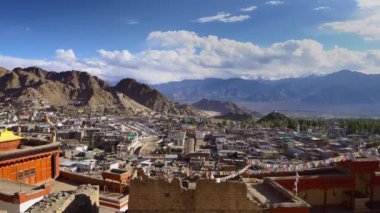 Leh Sarayı 'ndan mavi silueti olan LEH CITY görüntüsü, Kuzey Hindistan Jammu & Kashmir Eyaleti' nin başkenti Ladakh 'ın başkenti, Eylül 2018