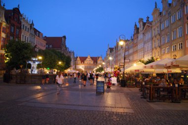 Polonya, Gdansk, Dlugi Targ sokak - Haziran, 2016: insanlar akşamları Gdansk yürüme
