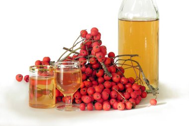 Rowan-votka için çeşni olarak Rowan-çilek