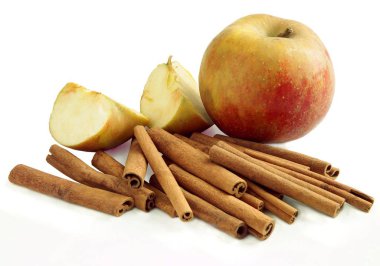 baharat olarak elma ve tarçın çubukları renet