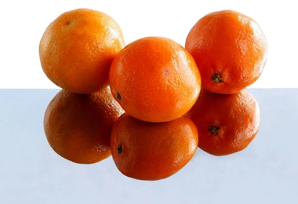 Tastyu Saftige Orangen Auf Spiegel — Stockfoto