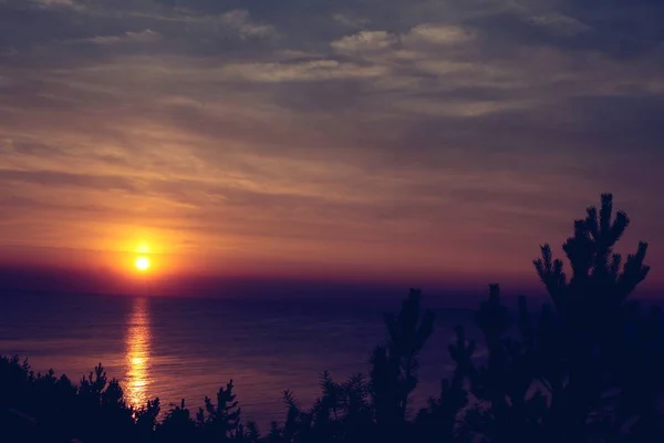 Meerwasser Und Mehrfarbiger Sonnenuntergang — Stockfoto