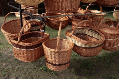 basaar çeşitli hasır sepetler