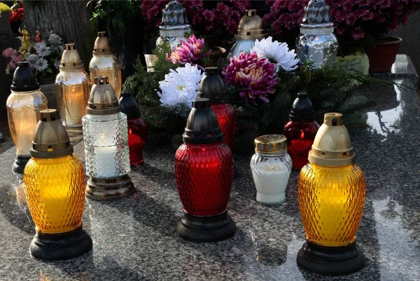 Bunte Kerzen Auf Grab — Stockfoto