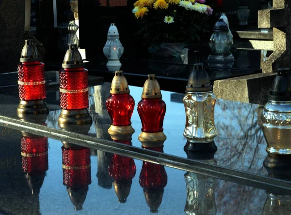 Candelas Ardientes Tumba Cementerio — Foto de Stock