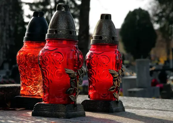 Brûler Des Lumières Sur Tombe Dans Cimetière — Photo