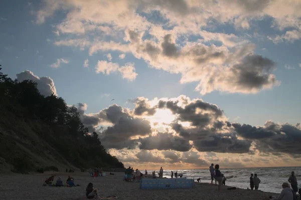 Paisagem Pitoresca Com Pôr Sol Praia Água Mar Nuvens — Fotografia de Stock