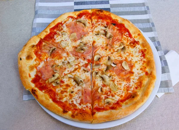 色彩斑斓的零食披萨关门了 — 图库照片