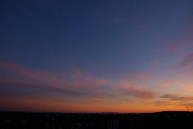 Günbatımında gökyüzünde çok renkli bulutlar