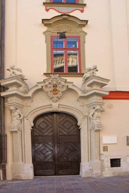 Süslü kapısı ve kapısı olan eski evin ön cephesi.