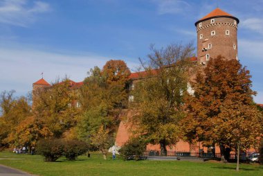 Wawel krallarının Krakow 'daki kalesinin duvarları ve kuleleri