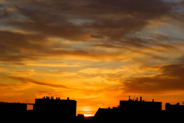 Bunte Wolken Und Hübscher Sonnenuntergang — Stockfoto