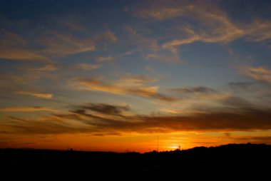 çok renkli bulutlar ve güzel günbatımı manzarası 