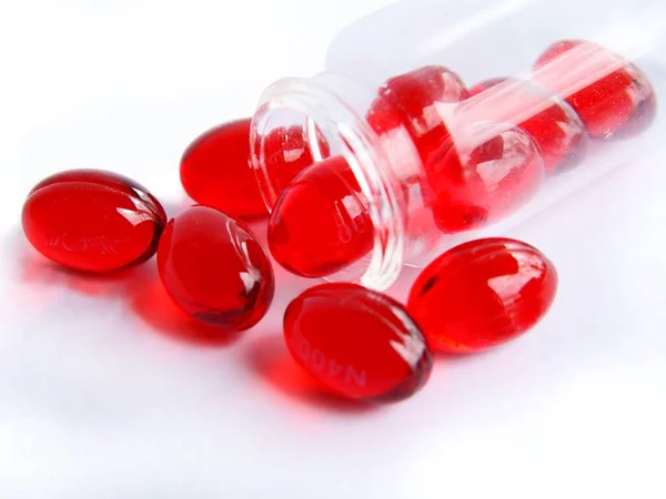 Rote Kapseln Als Medizin Gegen Schmerzen — Stockfoto